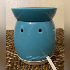 Scentsy Wax Warmer, Med. Sized, Discontinued Model: Berry Blast, Like New Cond.